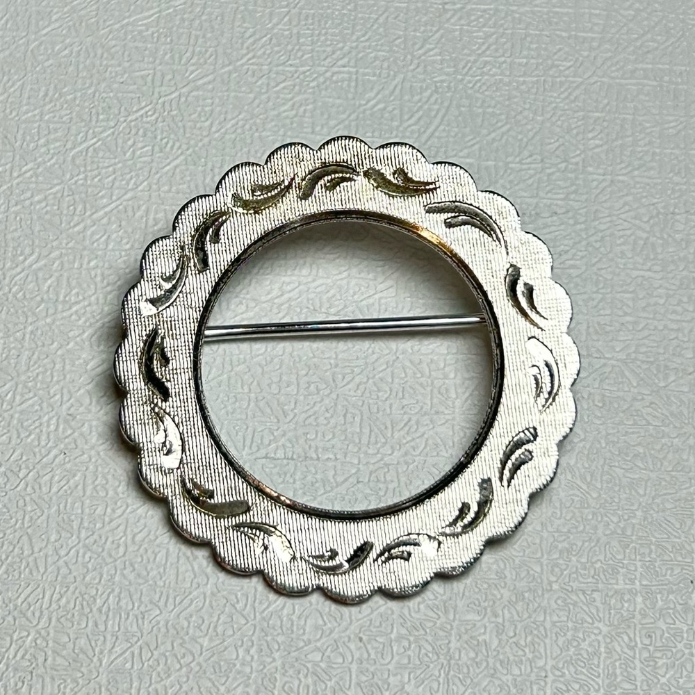 Vintage Signed La Mode Sterling Silver 925 Round Circular Wreath Etched Brooch